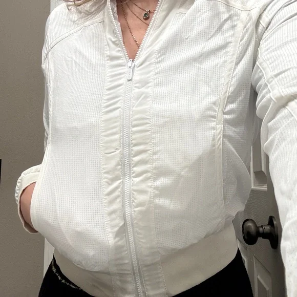 Lululemon: Women's Reversible Insulated
Windbreaker Jacket - Picture 7 of 16